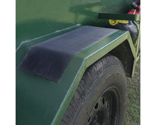 Detailní pohled na přívěs s pneumatikou a blatníkem