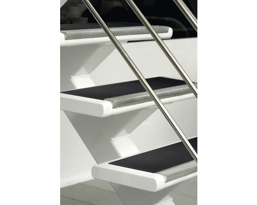 Schody s protiskluzovým povrchem a zábradlím