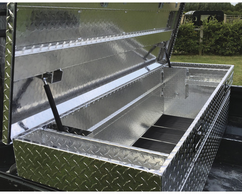 Otevřená hliníková bedna na nářadí s rýhovaným vzorem na ložné ploše