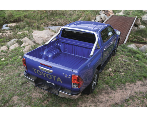 Modrý pick-up Toyota Hilux v nerovném terénu