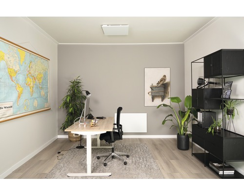 Kancelář s výškově nastavitelným stolem, topným panelem a černým regálem