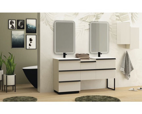 Koupelna s dvojitým umyvadlem, osvětlenými zrcadly a dekorativními prvky