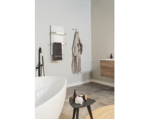 Koupelna s vanou, umyvadlem a ohřívačem ručníků