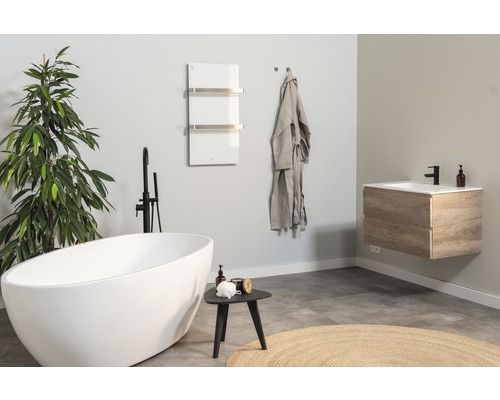 Koupelna s volně stojící vanou, umyvadlem, ohřívačem ručníků a županem