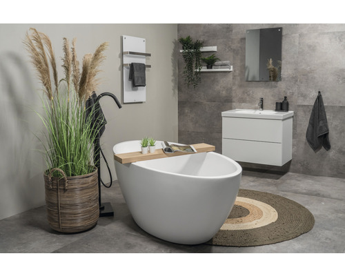 Koupelna s volně stojící vanou, skříňkou pod umyvadlo, zrcadlem, ohřívačem ručníků a dekorací