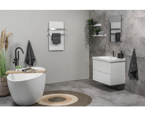 Koupelna s volně stojící vanou, umyvadlem a ohřívačem ručníků