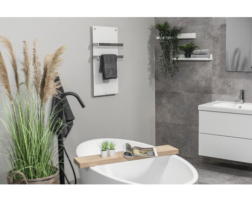 Koupelna s vanou, umyvadlem, topným žebříkem a dekorací pro moderní atmosféru