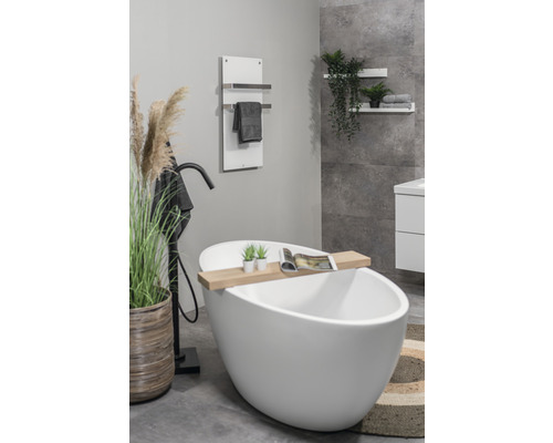 Moderní koupelna s volně stojící vanou, ohřívačem ručníků a dekorativními prvky pro světlou a uspořádanou atmosféru