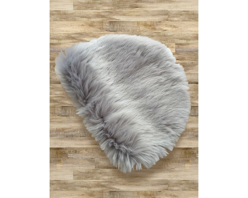 Šedá imitace zvířecí kožešiny na dřevěné podlaze