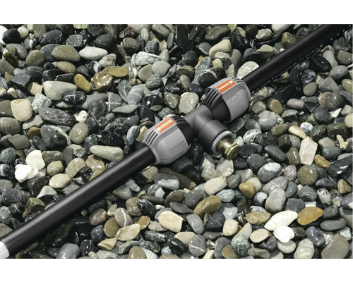 Spojka Gardena se zavlažovací trubkou na štěrku