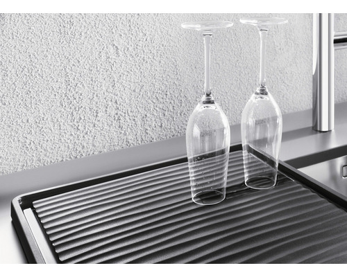 Odkapávací miska se dvěma sklenicemi na víno na kuchyňské lince