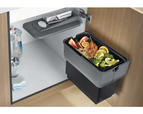 Kuchyňská skříňka s odpadkovým košem, čisticími prostředky a čisticím kartáčem