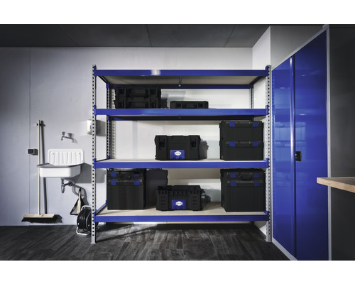 Regálový systém s úložnými boxy a umyvadlem ve skladu