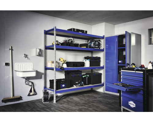 Dílna s modrým kovovým regálem, skříní na nářadí a umyvadlem