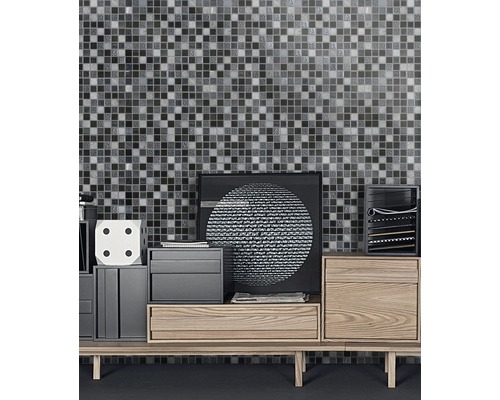 Nástěnná dekorace s mozaikovými dlaždicemi nad dřevěnou skříňkou