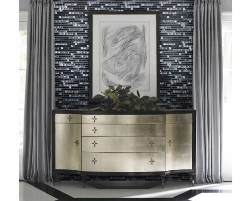 Dekorativní komoda před mozaikovou stěnou se závěsy