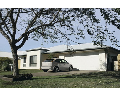 Rodinný dům s garáží a autem na předzahrádce