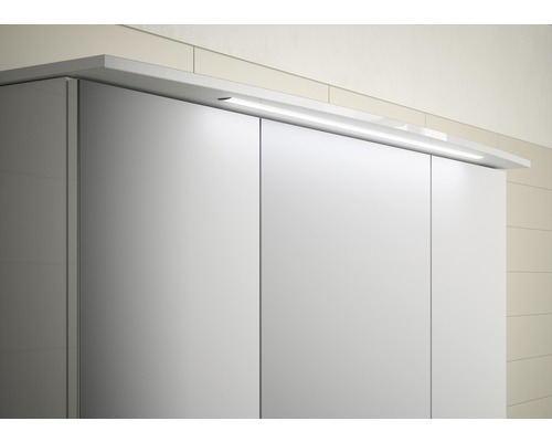 Detail koupelnové skříňky s integrovaným osvětlením