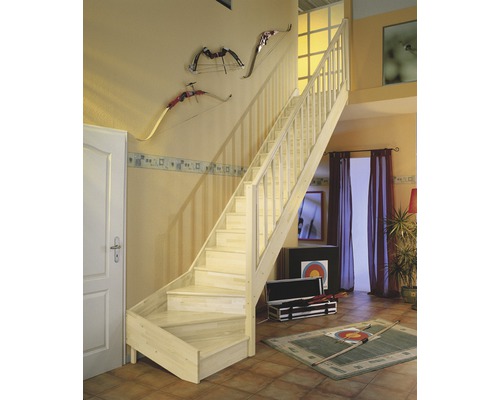 Dřevěné schodiště v obývacím pokoji s dekorací