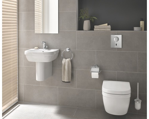 Koupelna s umyvadlem, toaletou a doplňky