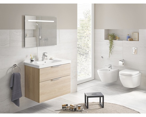 Světlá koupelna s umyvadlem, zrcadlem, toaletou a bidetem