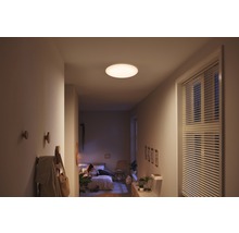 Scéna s kulatým stropním svítidlem v chodbě