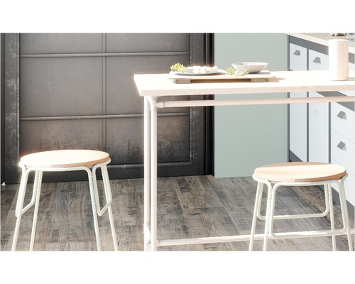 Kuchyňská scéna s jídelním stolem a stoličkami