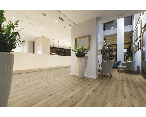 Světlý vstupní prostor s dřevěnou podlahou, rostlinami a posezením.