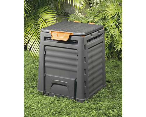 Plastový kompostér na zahradě