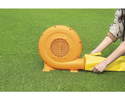 Fukar na nafukování skákacího hradu na trávníku