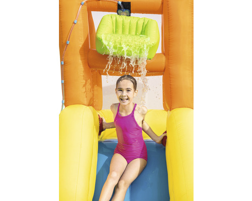 Dítě na nafukovací vodní skluzavce
