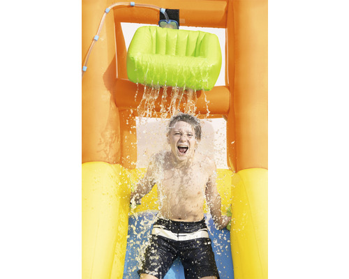 Chlapec na vodní skluzavce se sprchou