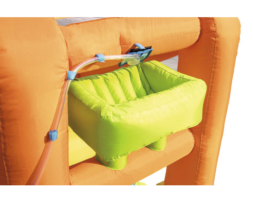 Detailní záběr nafukovacího herního centra s tobogánem a brouzdalištěm