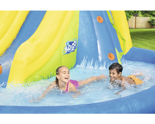 Nafukovací skluzavka s dětmi v bazénu