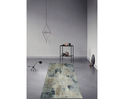 Moderní koberec ve světlé místnosti s minimalistickým zařízením