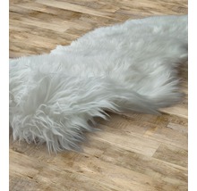 Bílý koberec na dřevěné podlaze