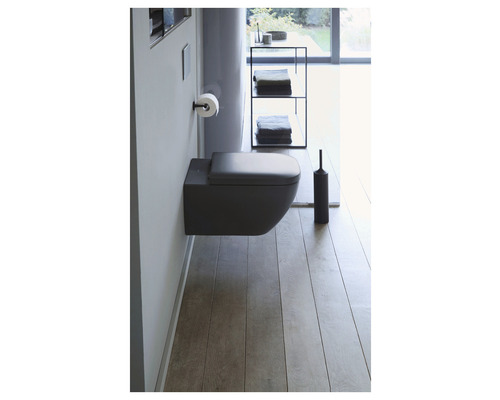 Závěsná toaleta s držákem toaletního papíru a regálem v koupelně