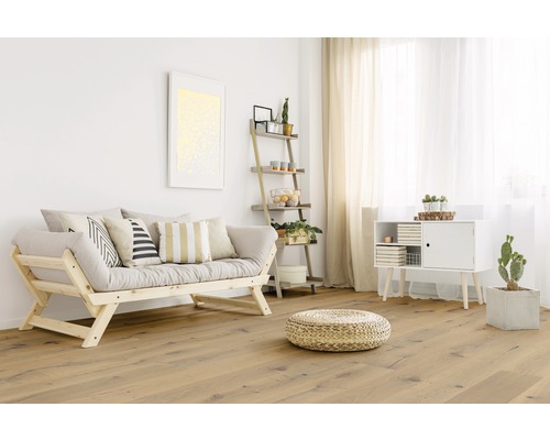 Světlý obývací pokoj s dřevěnou podlahou, pohovkou, regálem a komodou