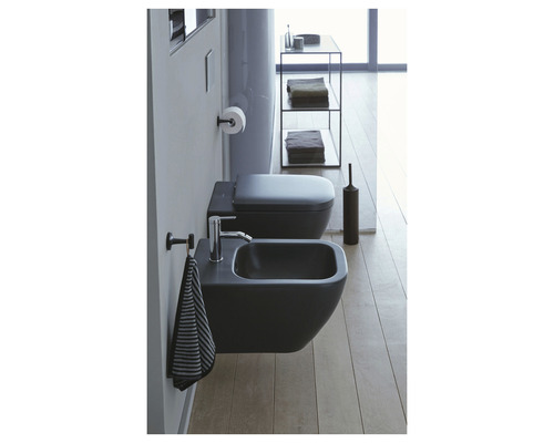 Koupelna s nástěnným WC a bidetem, držákem na ručníky, držákem toaletního papíru a regálem