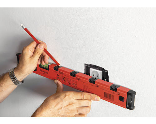 Vodováha se používá k vytvoření značky na stěně se zásuvkou.