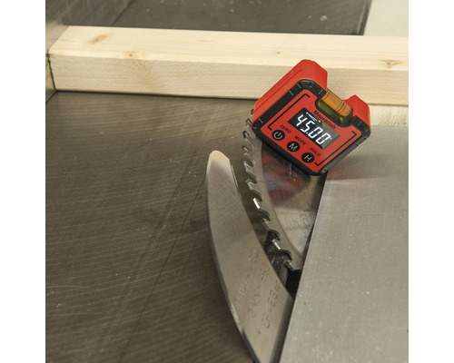 Digitální vodováha měří úhel na pilovém kotouči.