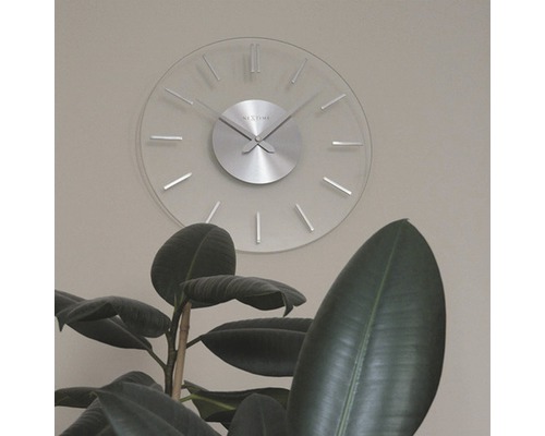 Nástěnné hodiny ze skla a kovu s hodinovými značkami a ručičkami