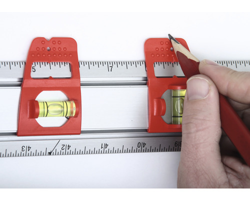 Vodováha s tužkou k označení