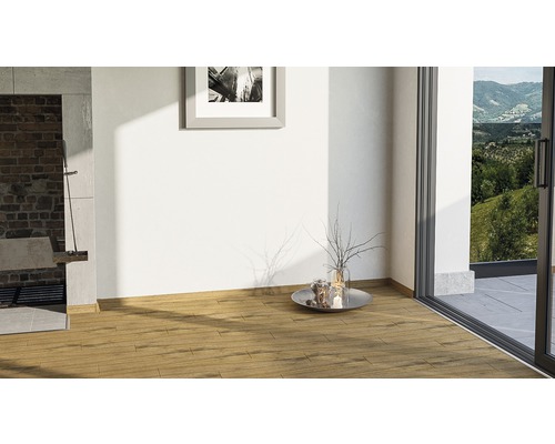 Interiér s dřevěnou podlahou, krbem a posuvnými dveřmi na terasu