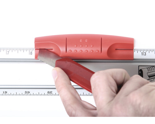 Řezačka řeže materiál pomocí řezacího přípravku