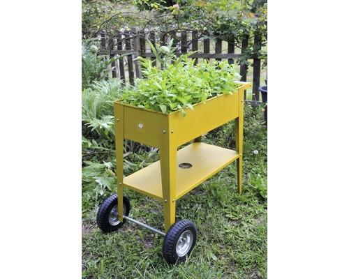 Kovový vyvýšený záhon s kolečky a úložnou plochou na zahradě