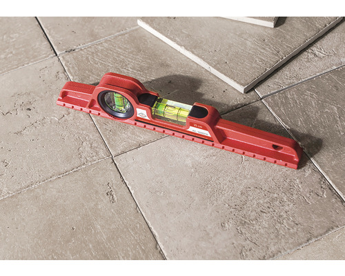 Vodováha na dlaždicích