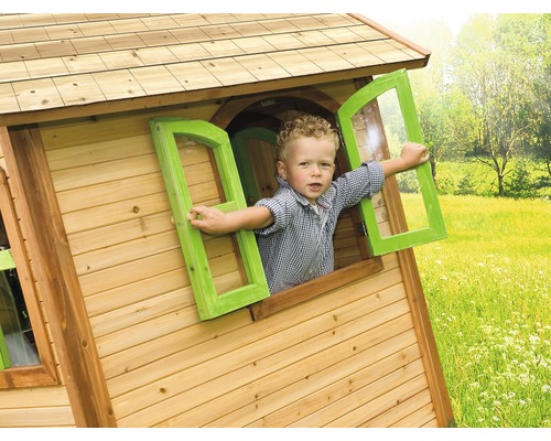 Dítě se dívá z okna dřevěného hracího domku