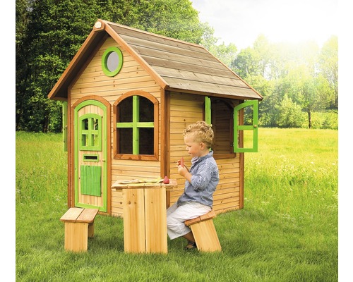 Dřevěný hrací domek se stolem a židlí na zahradě