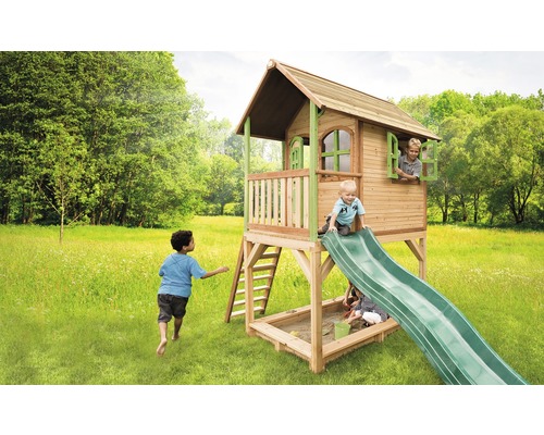 Dřevěný hrací domek se skluzavkou a pískovištěm pro děti na zahradě.